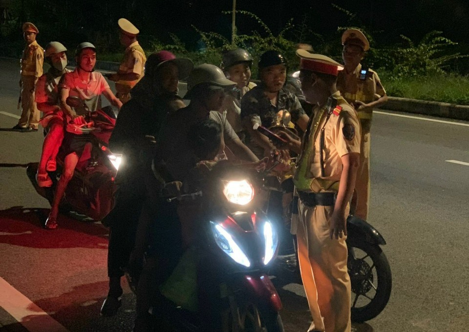 Phát hiện, xử phạt 9 trường hợp lái xe vi phạm nồng độ cồn